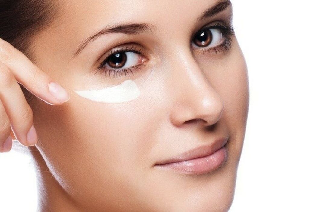 Como rexuvenecer a pel arredor dos teus ollos